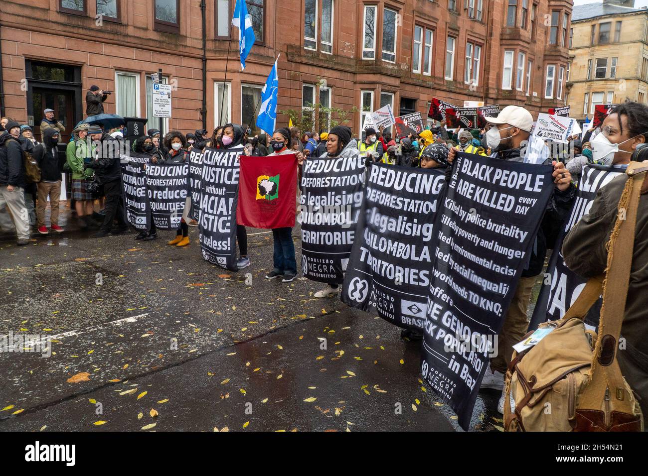 Glasgow, Écosse, Royaume-Uni, 6 novembre 2021:100,000 les manifestants ont défilé dans les rues de Glasgow, de Kevingrove Park - Glasgow Green, demandant l'action des politiciens sur le changement climatique, une fois à Glasgow Green, de nombreux orateurs ont pris la scène et ont pris la parole devant les grandes foules.Le temps écossais a inondé la foule pendant la marche, avec de fortes averses de pluie.Il y a également eu de fortes présences policières tout au long de la journée d'action mondiale.:Credit:stable Air Media/Alamy Live News Banque D'Images