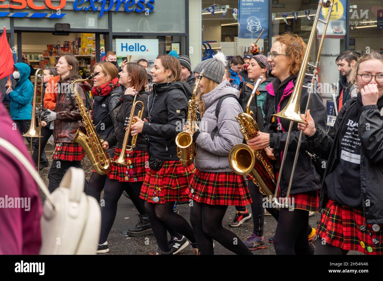 Glasgow, Écosse, Royaume-Uni, 6 novembre 2021:100,000 les manifestants ont défilé dans les rues de Glasgow, de Kevingrove Park - Glasgow Green, demandant l'action des politiciens sur le changement climatique, une fois à Glasgow Green, de nombreux orateurs ont pris la scène et ont pris la parole devant les grandes foules.Le temps écossais a inondé la foule pendant la marche, avec de fortes averses de pluie.Il y a également eu de fortes présences policières tout au long de la journée d'action mondiale.:Credit:stable Air Media/Alamy Live News Banque D'Images