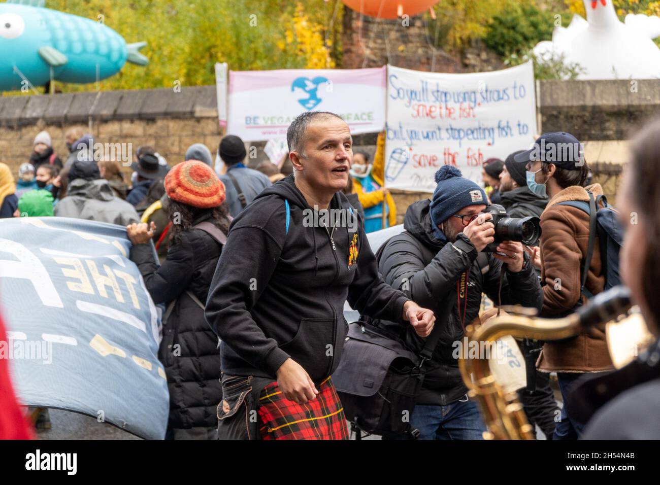 Glasgow, Écosse, Royaume-Uni, 6 novembre 2021:100,000 les manifestants ont défilé dans les rues de Glasgow, de Kevingrove Park - Glasgow Green, demandant l'action des politiciens sur le changement climatique, une fois à Glasgow Green, de nombreux orateurs ont pris la scène et ont pris la parole devant les grandes foules.Le temps écossais a inondé la foule pendant la marche, avec de fortes averses de pluie.Il y a également eu de fortes présences policières tout au long de la journée d'action mondiale.:Credit:stable Air Media/Alamy Live News Banque D'Images