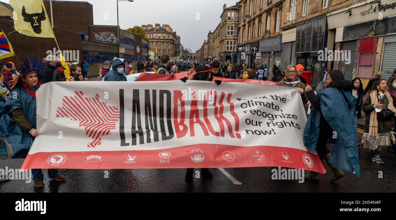 Glasgow, Écosse, Royaume-Uni, 6 novembre 2021:100,000 les manifestants ont défilé dans les rues de Glasgow, de Kevingrove Park - Glasgow Green, demandant l'action des politiciens sur le changement climatique, une fois à Glasgow Green, de nombreux orateurs ont pris la scène et ont pris la parole devant les grandes foules.Le temps écossais a inondé la foule pendant la marche, avec de fortes averses de pluie.Il y a également eu de fortes présences policières tout au long de la journée d'action mondiale.:Credit:stable Air Media/Alamy Live News Banque D'Images