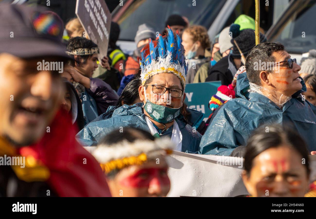 Glasgow, Écosse, Royaume-Uni, 6 novembre 2021:100,000 les manifestants ont défilé dans les rues de Glasgow, de Kevingrove Park - Glasgow Green, demandant l'action des politiciens sur le changement climatique, une fois à Glasgow Green, de nombreux orateurs ont pris la scène et ont pris la parole devant les grandes foules.Le temps écossais a inondé la foule pendant la marche, avec de fortes averses de pluie.Il y a également eu de fortes présences policières tout au long de la journée d'action mondiale.:Credit:stable Air Media/Alamy Live News Banque D'Images