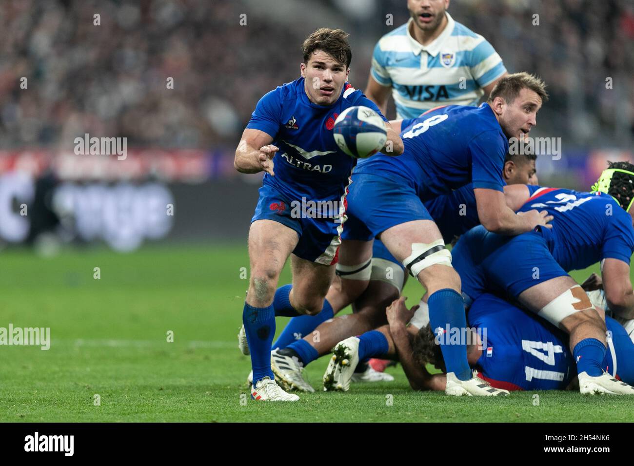 PARIS, FRA.6 NOV Antoine Dupont de France Rugby passe le ballon lors du match international amical entre la France et l'Argentine au Stade de France, Paris, le samedi 6 novembre 2021.(Crédit : Juan Gasparini | ACTUALITÉS MI) crédit : ACTUALITÉS MI et sport /Actualités Alay Live Banque D'Images