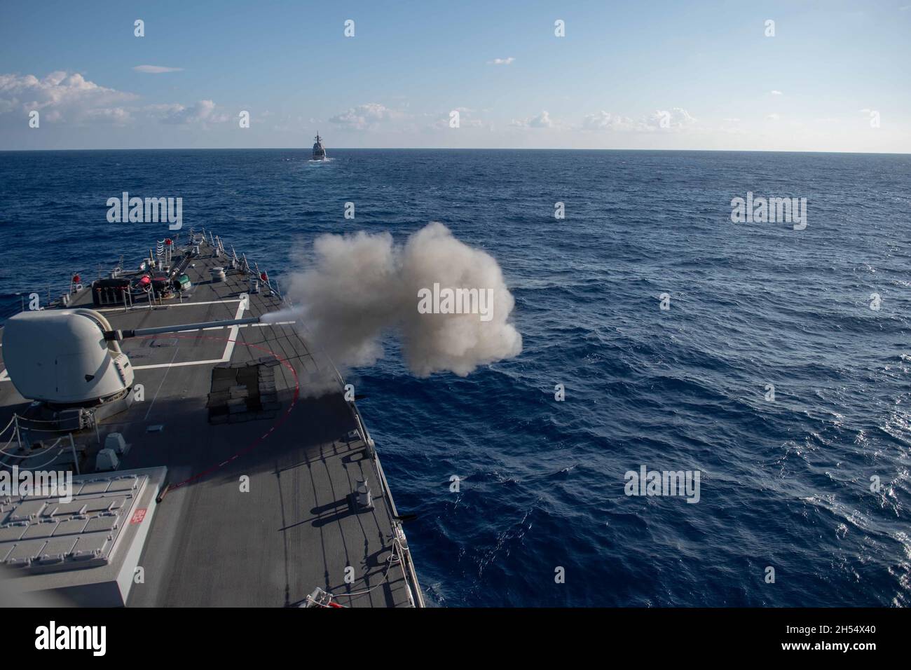 211031-N-TC847-1183 MER DES PHILIPPINES (OCT.31, 2021) le destroyer de missiles guidés de classe Arleigh Burke USS Higgins (DDG 76) tire un canon de 45 5 pouces a Mark lors d'un tir PAC avec la Force d'autodéfense maritime japonaise JS Shiranui (DD 120) participe à un tir PAC avec le destroyer de missile guidé de classe Arleigh burke USS Higgins (DDG 76).Higgins est affecté au Commandant de la Force opérationnelle (CTF) 71/Destroyer Squadron (DESRON) 15, le plus grand DESRON déployé à l'avant de la Marine et la principale force de surface de la 7e flotte américaine.(É.-U.Navy photo by Mass communication Specialist 3rd Class Christine Montgomery/sorti) Banque D'Images