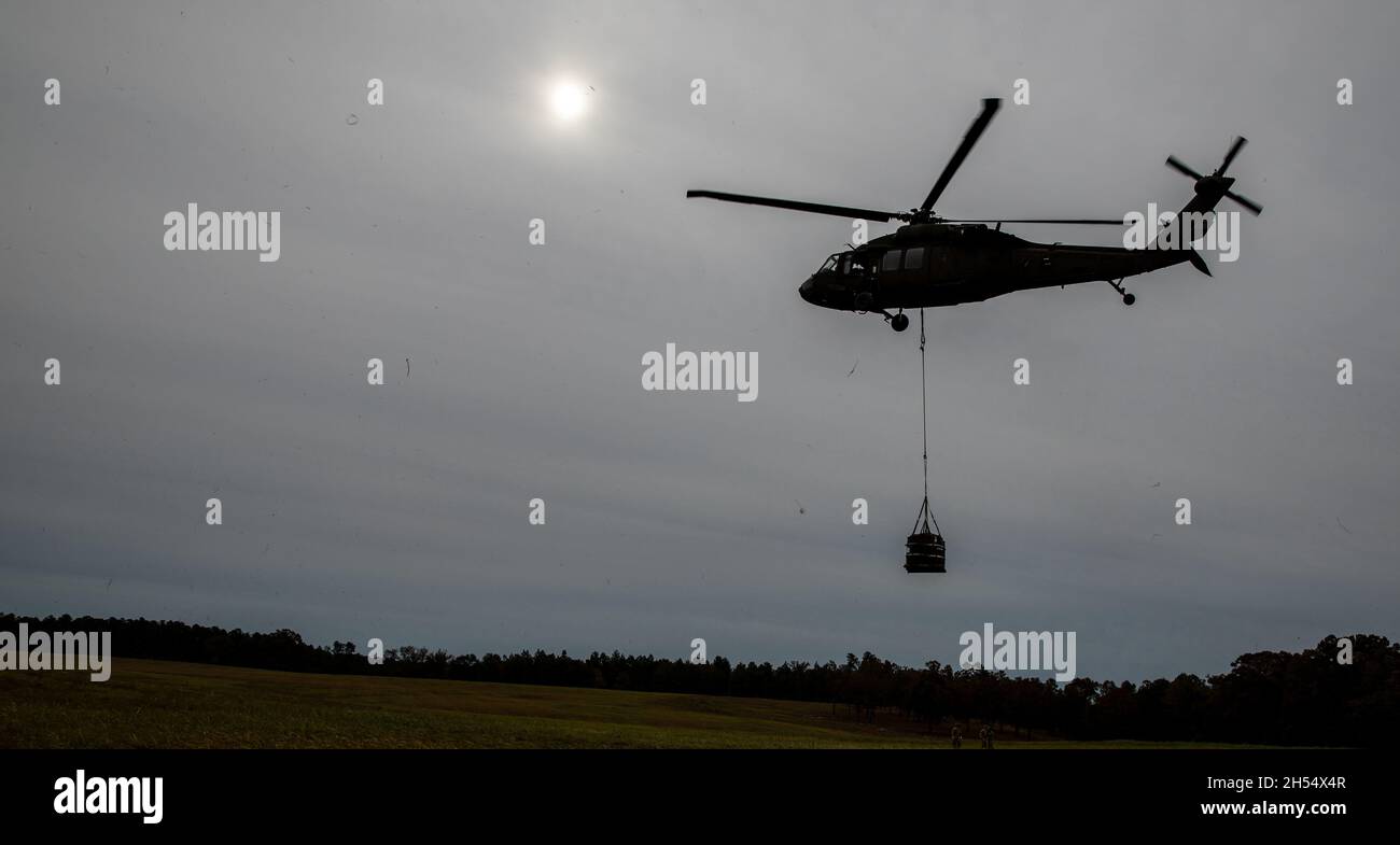 Un Faucon noir américain UH-60 affecté au 1er Bataillon, 171st Aviation Regiment, basé à Marietta, 78e Commandement de la troupe d'aviation, Garde nationale de l'Armée de Géorgie, porte une charge de harnais pendant les exercices d'entraînement à fort Gordon, Géorgie, 5 novembre 2021.Le 1er Bataillon de l'aviation fournit des capacités de levage rotatif dans tout l'État et collabore avec diverses unités de la Garde nationale et de la composante active.Photo de l'armée américaine par Sgt.1er classe R.J.Lannom Jr Banque D'Images