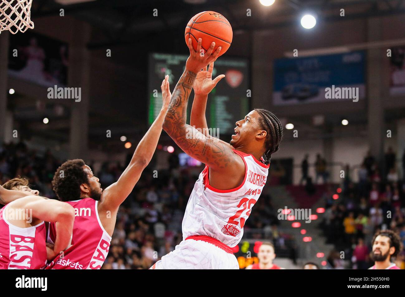 Bonn, Allemagne.06th Nov, 2021. Firo: 06.11.2021 Basketball GER, Bonn, Telekom paniers Bonn vs. S.Oliver Wuerzburg, Wvºrzburg BBL, 7e match Day image: De gauche Leon Kratzer (Telekom paniers Bonn) et Justin Gorham (Telekom paniers Bonn) contre Desi Rodriguez (s .Oliver Wuerzburg) Credit: Nouvelles en direct de dpa/Alay Banque D'Images