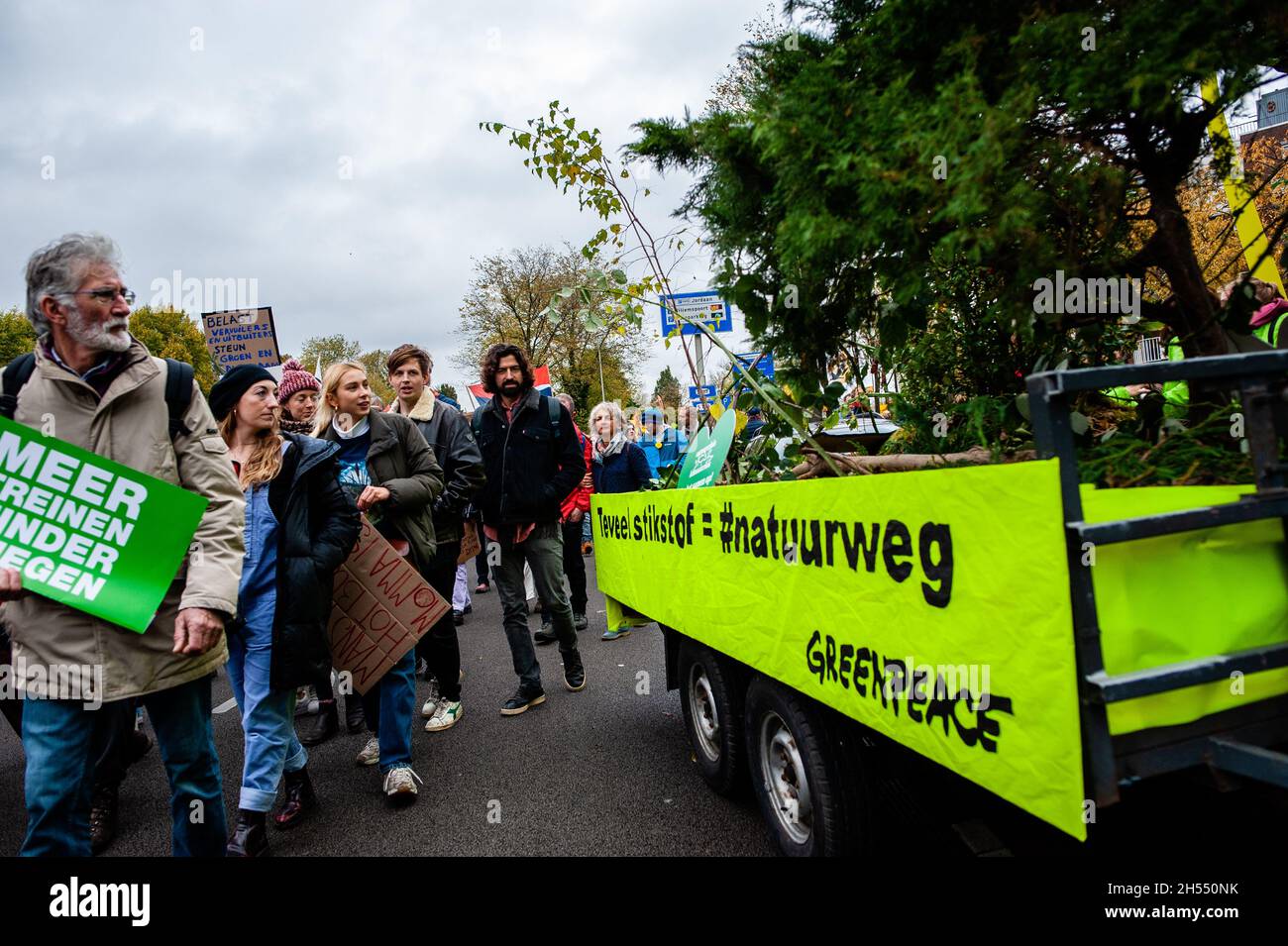 Les militants sont vus à la recherche d'un camion Greenpeace plein d'arbres pendant la manifestation.la marche est organisée par la Coalition néerlandaise pour la crise climatique, qui est une collaboration entre onze organisations et groupes différents.Cette manifestation a lieu en même temps que la Conférence des Nations Unies sur les changements climatiques à Glasgow, pour appeler à un changement radical et pour exiger que le gouvernement néerlandais prenne des mesures dès maintenant, sous la forme de politiques climatiques ambitieuses et équitables.C'était la plus grande manifestation climatique du pays. Banque D'Images