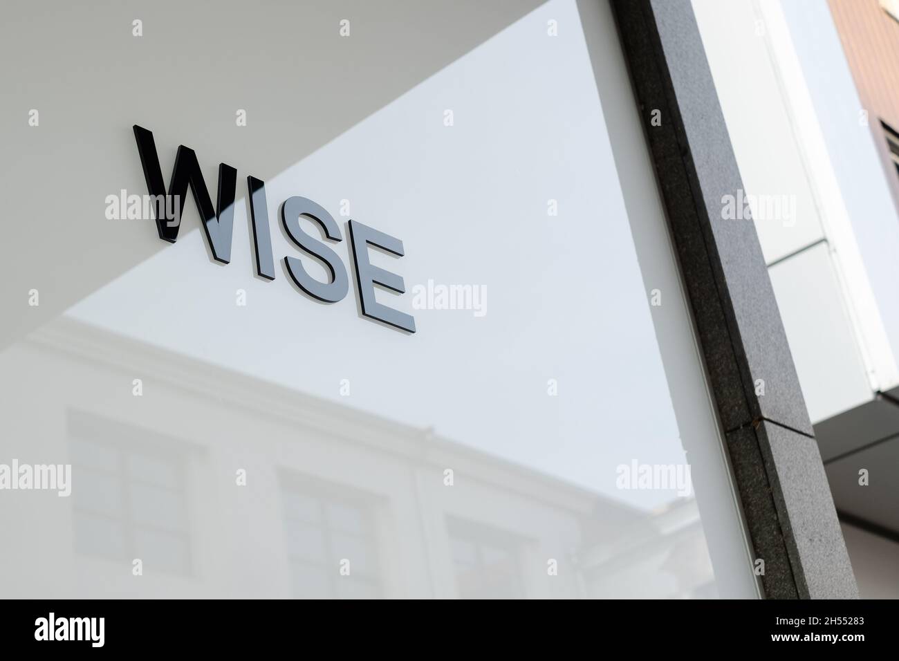 Le logo de la société WISE sur la façade du siège social.Anciennement TransferWise.La technologie financière basée à Londres se négocie à la Bourse de Londres. Banque D'Images