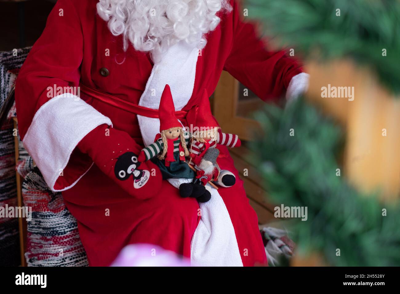 Père Noël avec jouets de Noël jouant pour les enfants.Esprit de vacances et divertissement de Noël pour les enfants. Banque D'Images