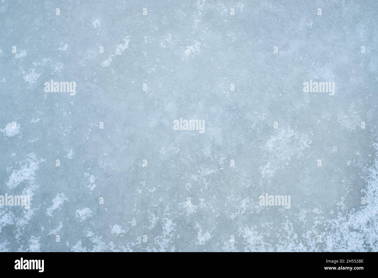 Fond glacé.Sol d'eau gelée blanche à l'extérieur pendant l'hiver.La nature en hibernation. Banque D'Images