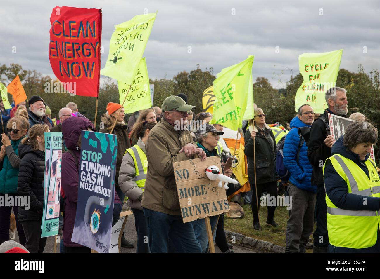 Horley, Royaume-Uni.6 novembre 2021.Des activistes environnementaux participent à une manifestation de la Journée mondiale d'action de la COP26, près du site prévu pour quatre nouveaux puits de pétrole à Horse Hill, dans le Surrey.La militante Sarah Finch, qui était présente à la manifestation, contestera la décision du Conseil du comté de Surrey en 2019 d'autoriser le forage pétrolier industriel sur le site lors d'une audience de la Cour d'appel plus tard ce mois-ci.Crédit : Mark Kerrison/Alamy Live News Banque D'Images