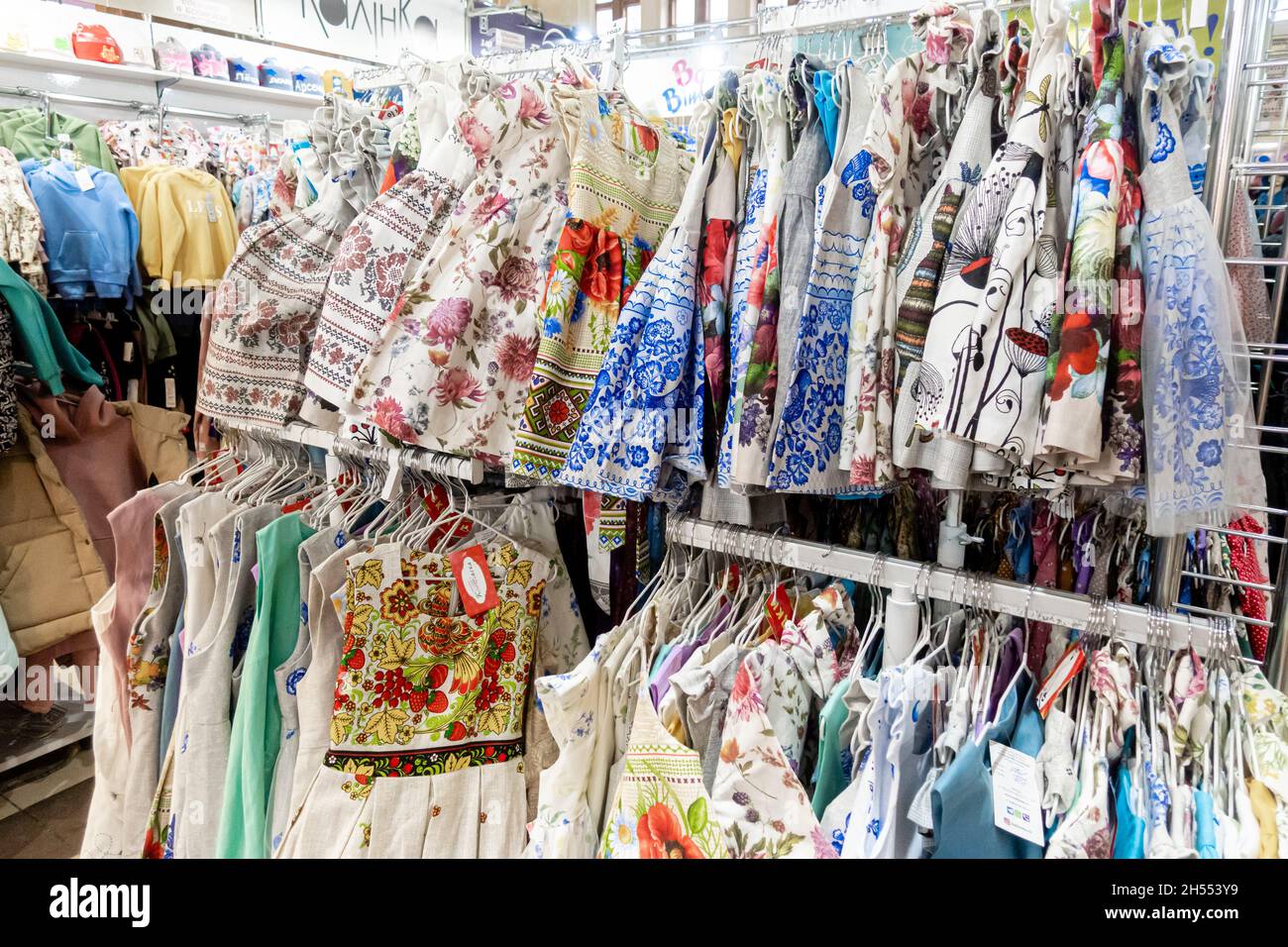 Textiles, vêtements, vêtements fabriqués à Belorus exposés dans le pavillon du Bélarus, centre d'expositions VDNKH, Moscou, Russie Banque D'Images