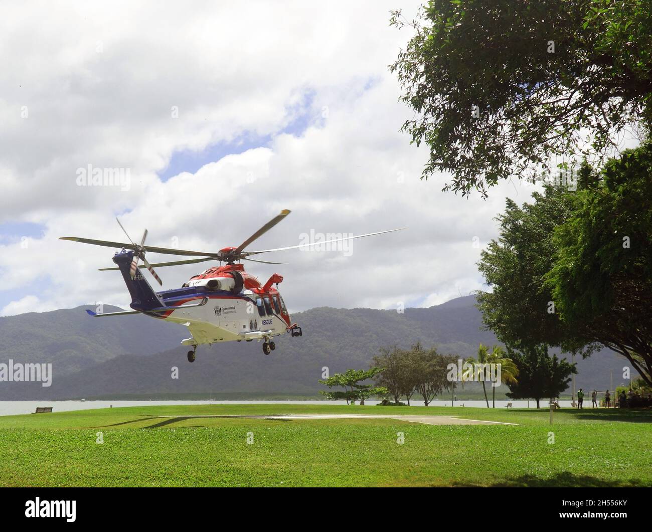Hélicoptère de sauvetage au départ de l'héliport à l'extérieur de l'hôpital de la base de Cairns, Cairns, Queensland, Australie.Pas de PR ou MR Banque D'Images
