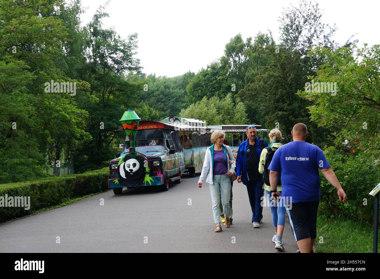 GDANSK, POLOGNE - 28 juillet 2015 : vue sur les personnes marchant sur un sentier avec un train au zoo Olivia de Gdansk, Pologne Banque D'Images