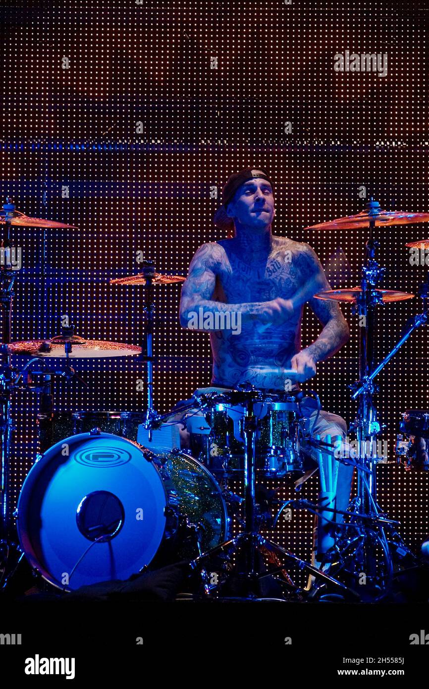 Travis Barker joue à la batterie tout en jouant à un concert Photo Stock -  Alamy
