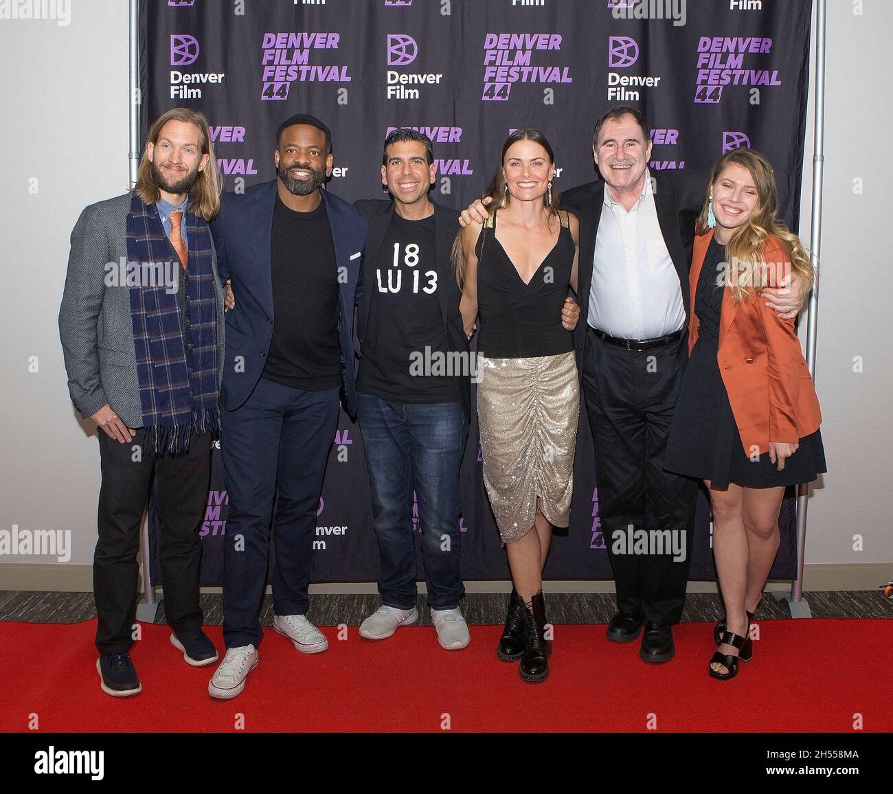 6 novembre 2021, Denver, Colorado, U. S.: Producteur BRETT DAMERON, à gauche, avec le Créateur ELIAS PLAGIANOS, au centre, acteur TARA WESTWOOD, au centre à droite, acteur RICHARD KIND,Droite, et la productrice KATHLEEN BURKE, tout à droite, du film Hudson Falls marcher le tapis rouge pendant la 44e.Festival du film de Denver au AMC 9 Theatre, samedi après-midi.(Image de crédit : © Hector Acevedo/ZUMA Press Wire) Banque D'Images