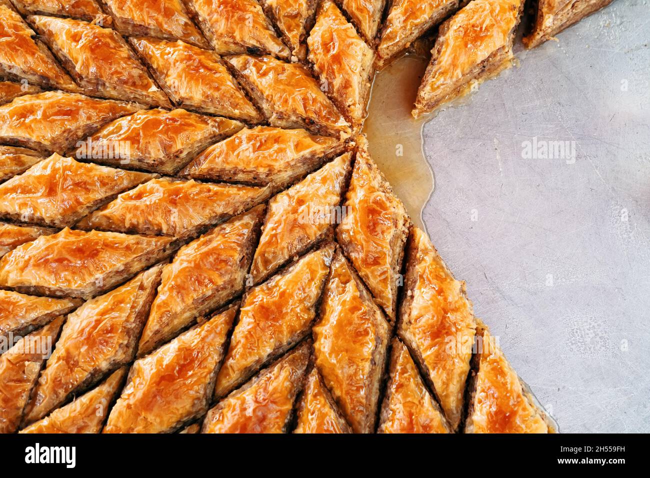 Délicieux rhombus en forme de village turc baklava avec des noix dans un plateau Banque D'Images