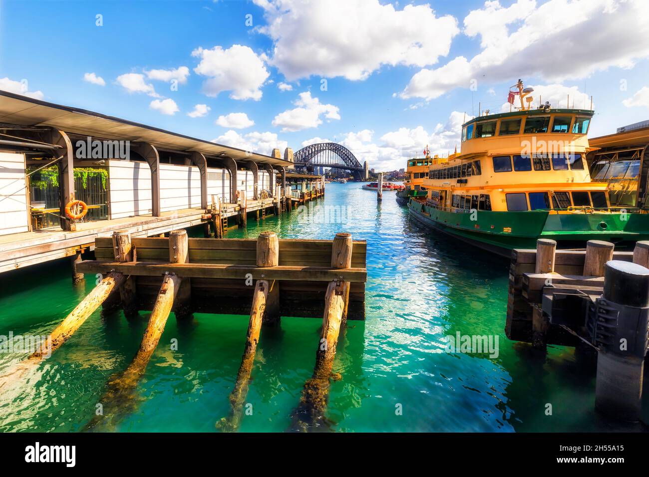 Quais circulaires et arrêts de ferry dans la ville de Sydney, sur le port, en vue du Harbour Bridge. Banque D'Images