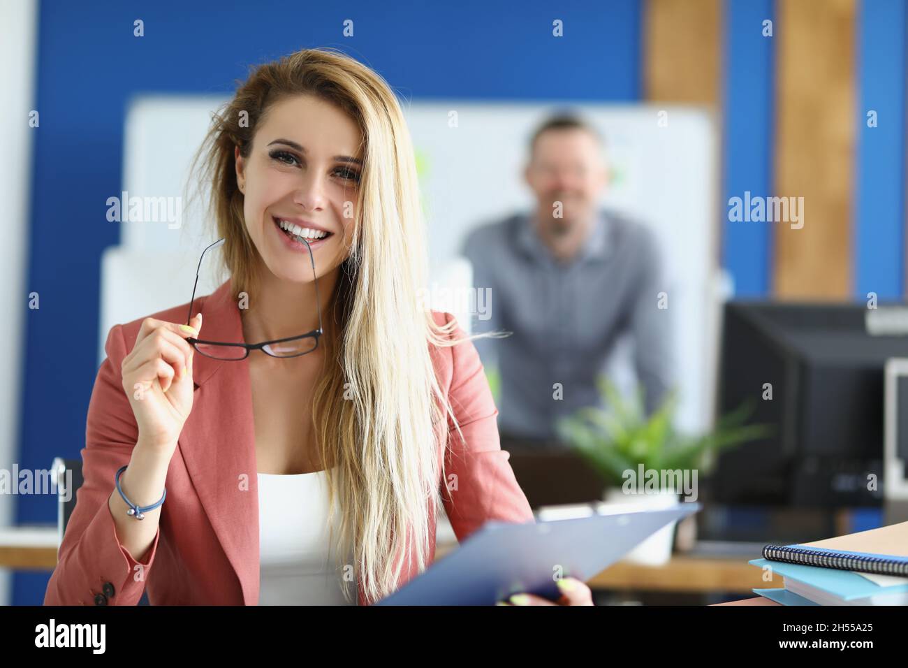 Un joli employé souriant avec des papiers Banque D'Images