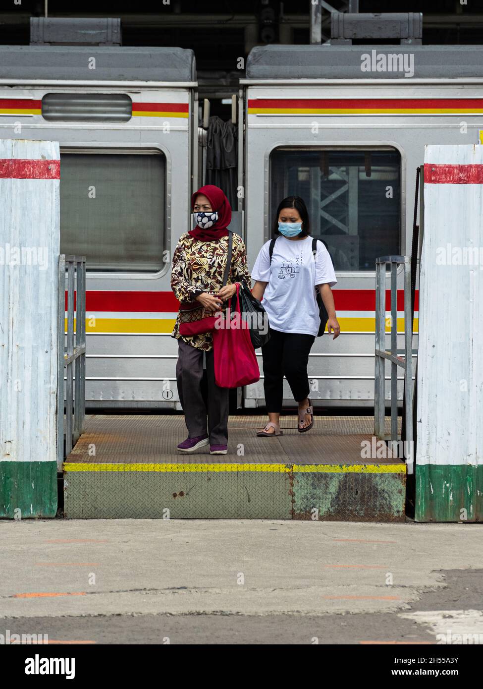 Les gens utilisaient encore des masques lorsqu'ils se trouvent à la gare de Commuter à Jakarta, en Indonésie.Les cas positifs du virus corona en Indonésie continuent de diminuer.Même Banque D'Images