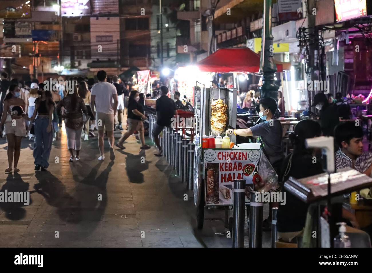 Bangkok, Thaïlande.06e novembre 2021.La première nuit de samedi à Khao San Road après l'assouplissement des mesures pour permettre la vente de boissons alcoolisées jusqu'à 21.00 heures., doit répondre aux critères spécifiés. Et l'annulation du couvre-feu faisant du riz commencent à revenir à la vie.(Photo par Edirach Toumlamoon/Pacific Press) crédit: Pacific Press Media production Corp./Alay Live News Banque D'Images