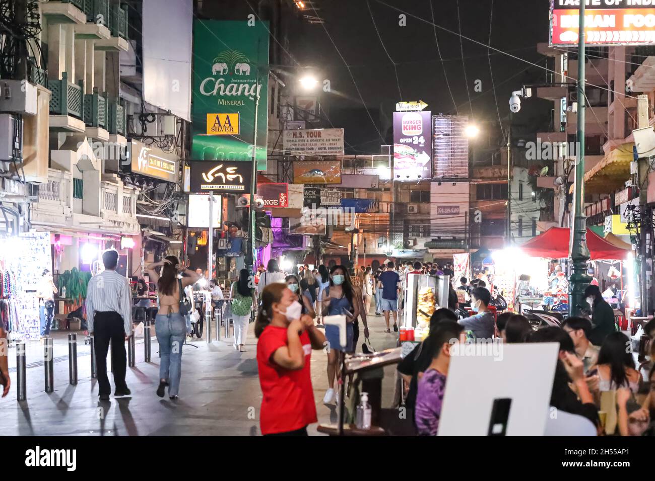 Bangkok, Thaïlande.06e novembre 2021.La première nuit de samedi à Khao San Road après l'assouplissement des mesures pour permettre la vente de boissons alcoolisées jusqu'à 21.00 heures., doit répondre aux critères spécifiés. Et l'annulation du couvre-feu faisant du riz commencent à revenir à la vie.(Photo par Edirach Toumlamoon/Pacific Press) crédit: Pacific Press Media production Corp./Alay Live News Banque D'Images