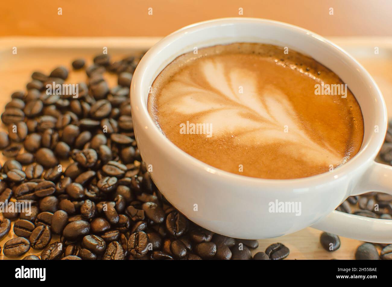 tasse de café chaud sur table. Banque D'Images