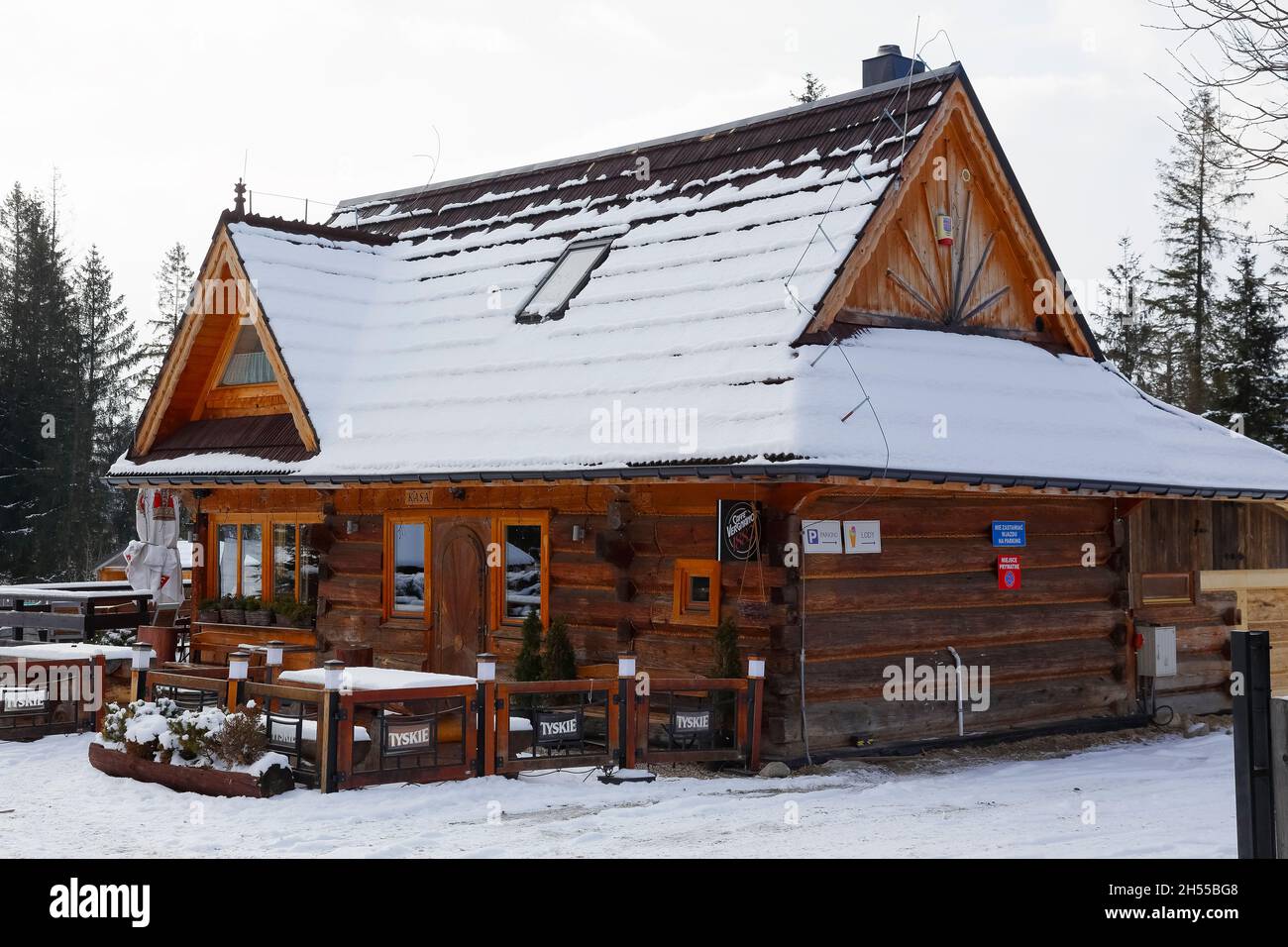 Zakopane, Pologne - 21 mars 2018 : le bâtiment en bois, construit dans le style d'un chalet de montagne, abrite un restaurant et un café.C'est sh Banque D'Images