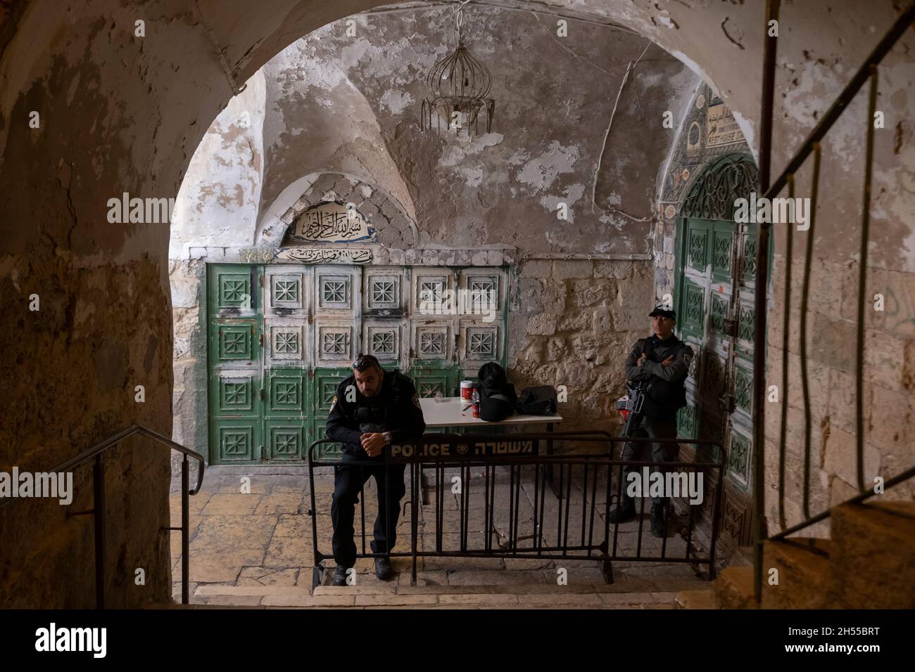 Les forces de sécurité israéliennes tiennent la garde à la porte de Bani Ghanim ou de Bab al-Ghawanima une des trois portes situées du côté nord du Mont du Temple menant à la mosquée al-Aqsa dans la vieille ville de Jérusalem en Israël Banque D'Images