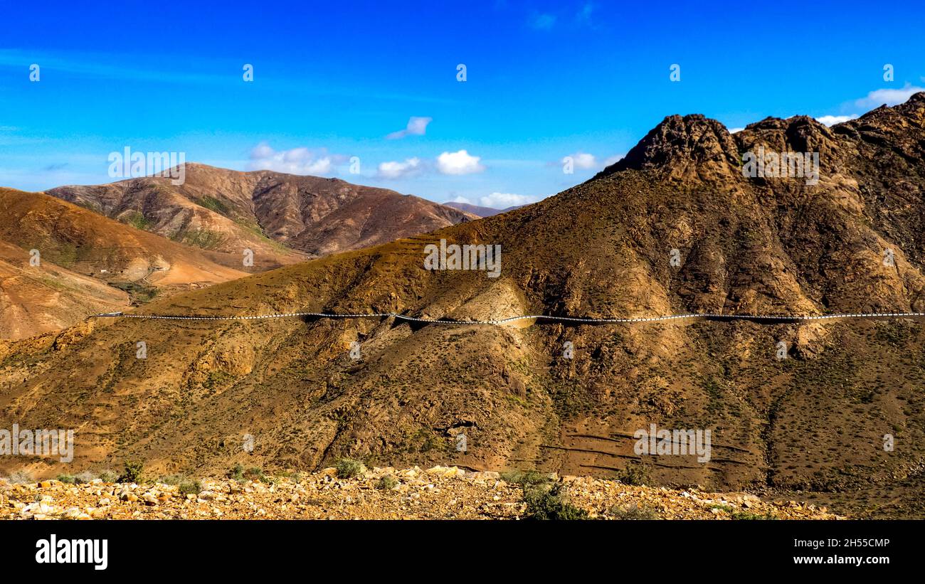 Une route de montagne au parc rural de Betancuria à Betancuria, Las Palmas, îles Canaries, Espagne Banque D'Images