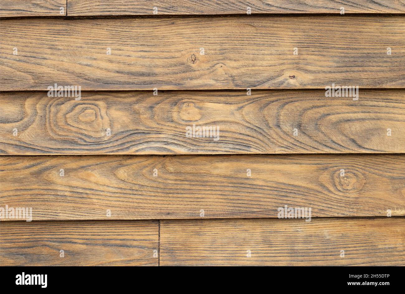 Un fond en bois ancien et résistant dans lequel le grain de l'arbre est très marqué. Cartes pour les événements ruraux. Fabrication de maisons en bois. Bannière. Banque D'Images