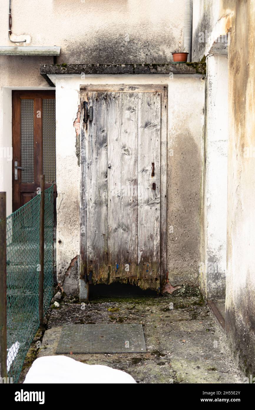 Vieille porte en bois cassée et usée Banque D'Images