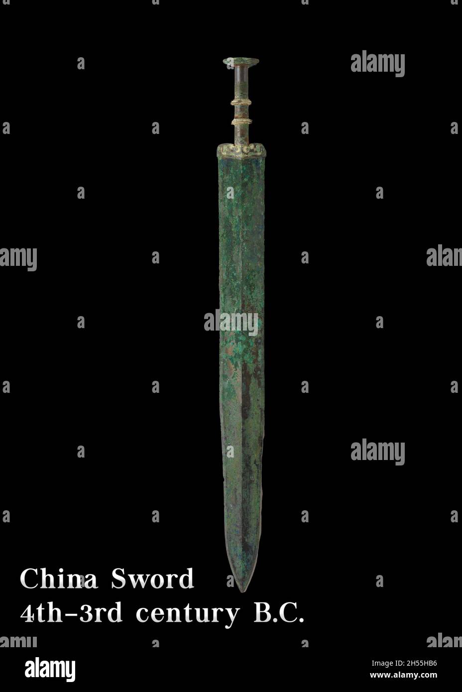 Épée antique d'époque isolée sur fond noir Banque D'Images