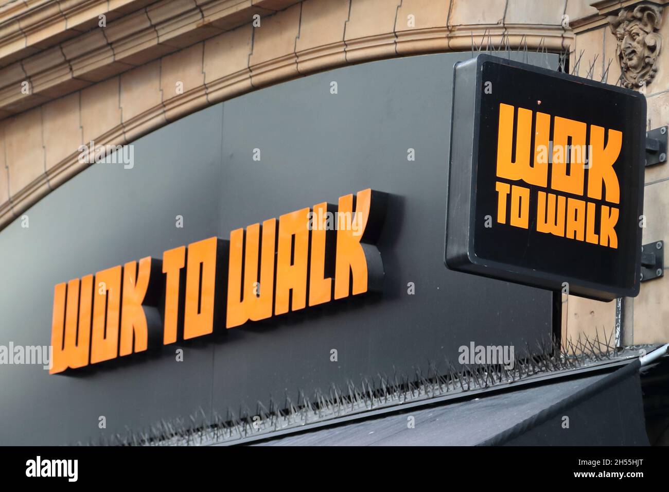 Wok to Walk logo au-dessus d'un restaurant à Londres, Royaume-Uni Photo  Stock - Alamy