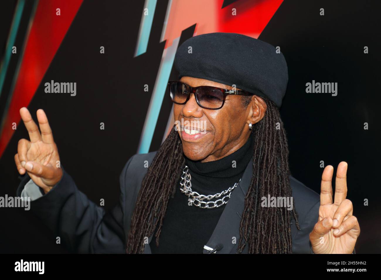 Nile Rodgers a assisté à l'ouverture d'un magasin éclair à Heddon Street pour marquer ce qui aurait été son 75e anniversaire offrant des articles David Bowie. Banque D'Images