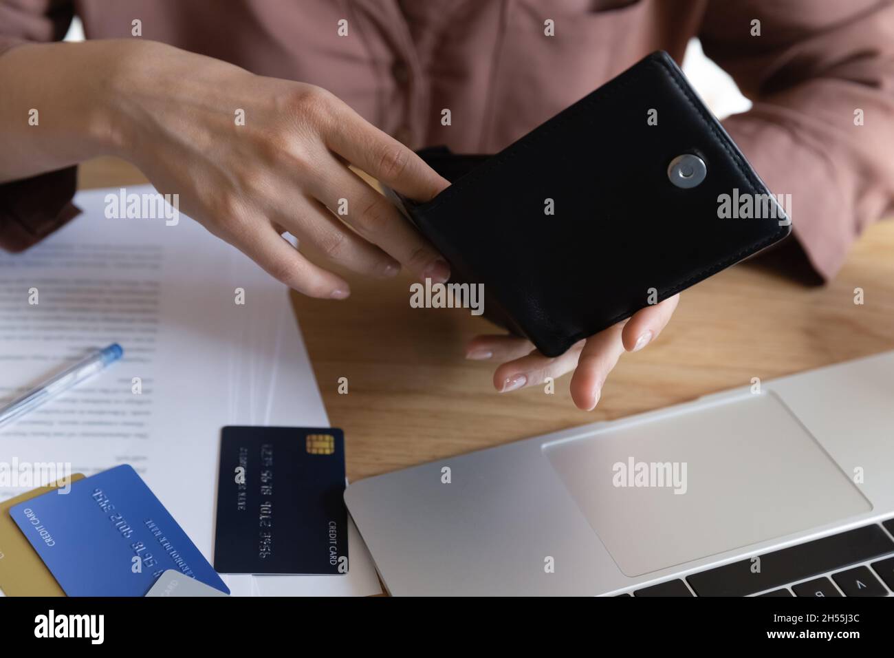 Vue de dessus une femme s'assoit à la table tient dans le portefeuille des mains Banque D'Images