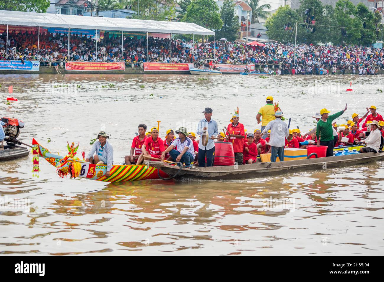 Les agriculteurs Khmers participant au festival traditionnel des courses de bateaux des ONG sur le fleuve Maspero Banque D'Images