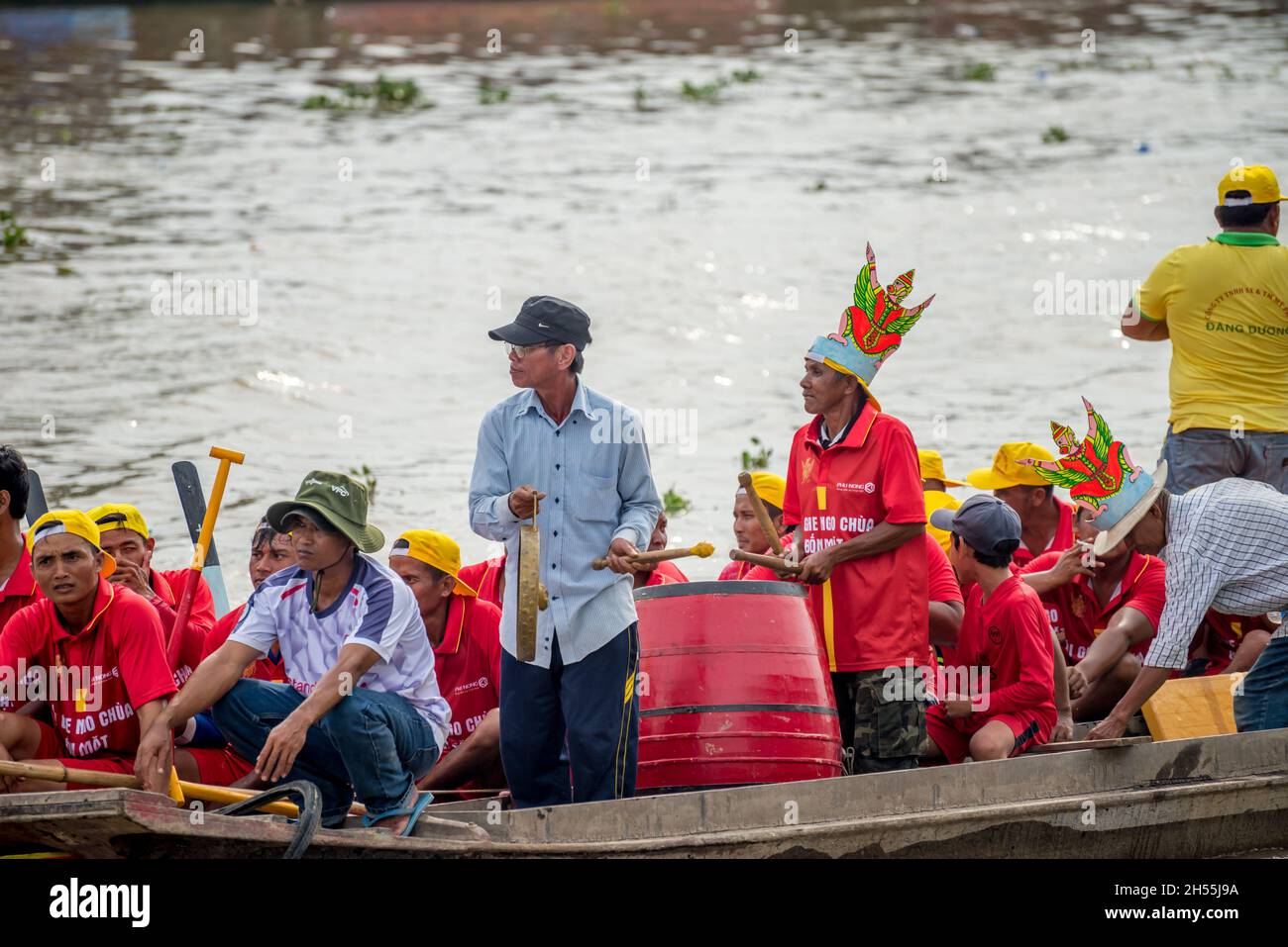 Les agriculteurs Khmers participant au festival traditionnel des courses de bateaux des ONG sur le fleuve Maspero Banque D'Images
