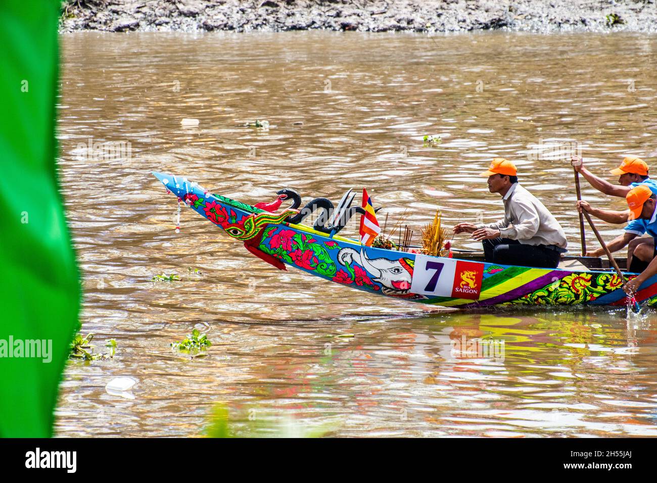 Les agriculteurs Khmers participant au festival traditionnel des courses de bateaux des ONG sur le fleuve Maspero Banque D'Images