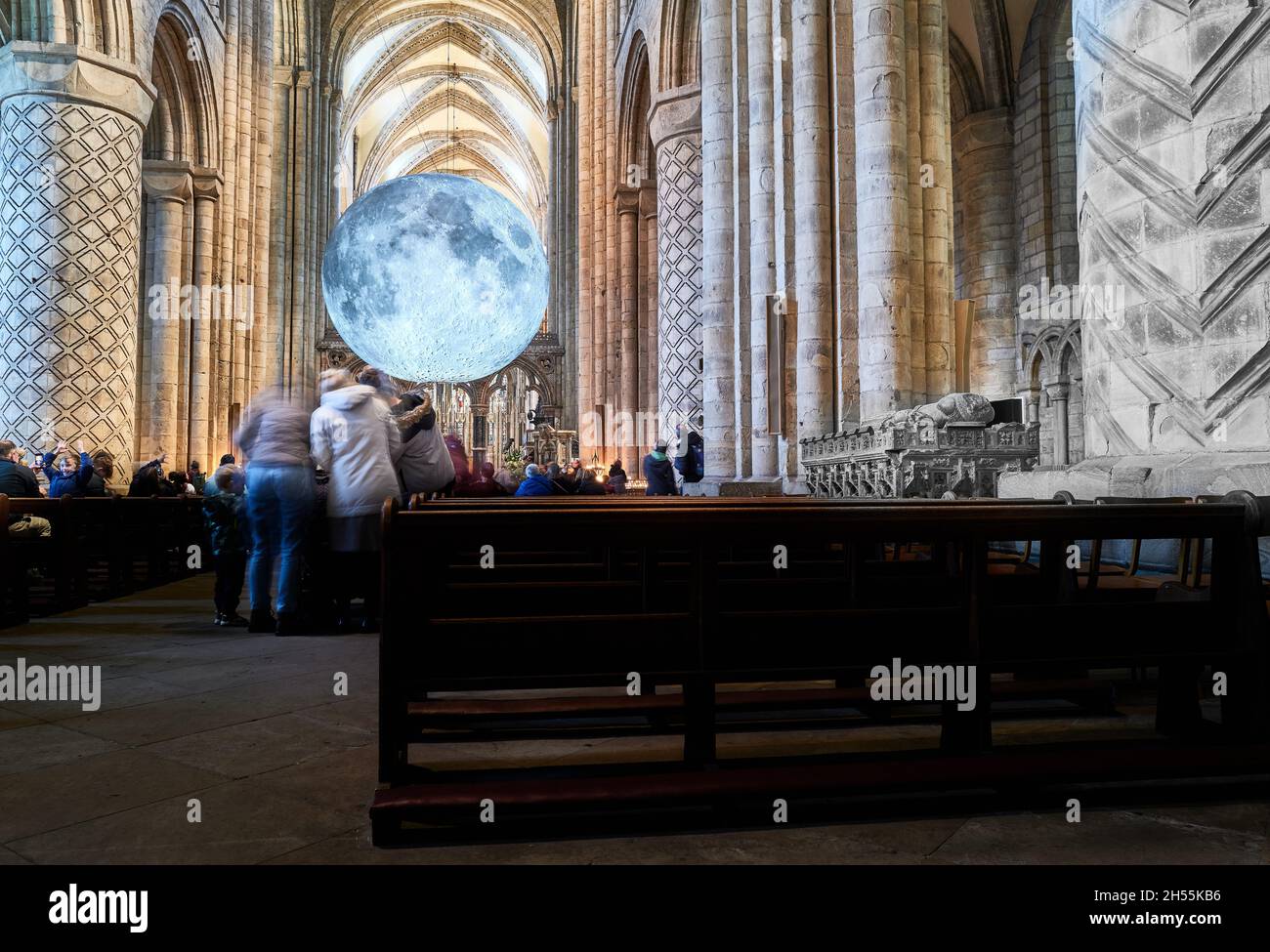 Exposition du musée de la lune de Luke Jerram dans la nef de la cathédrale de Durham, Angleterre, octobre 2021. Banque D'Images