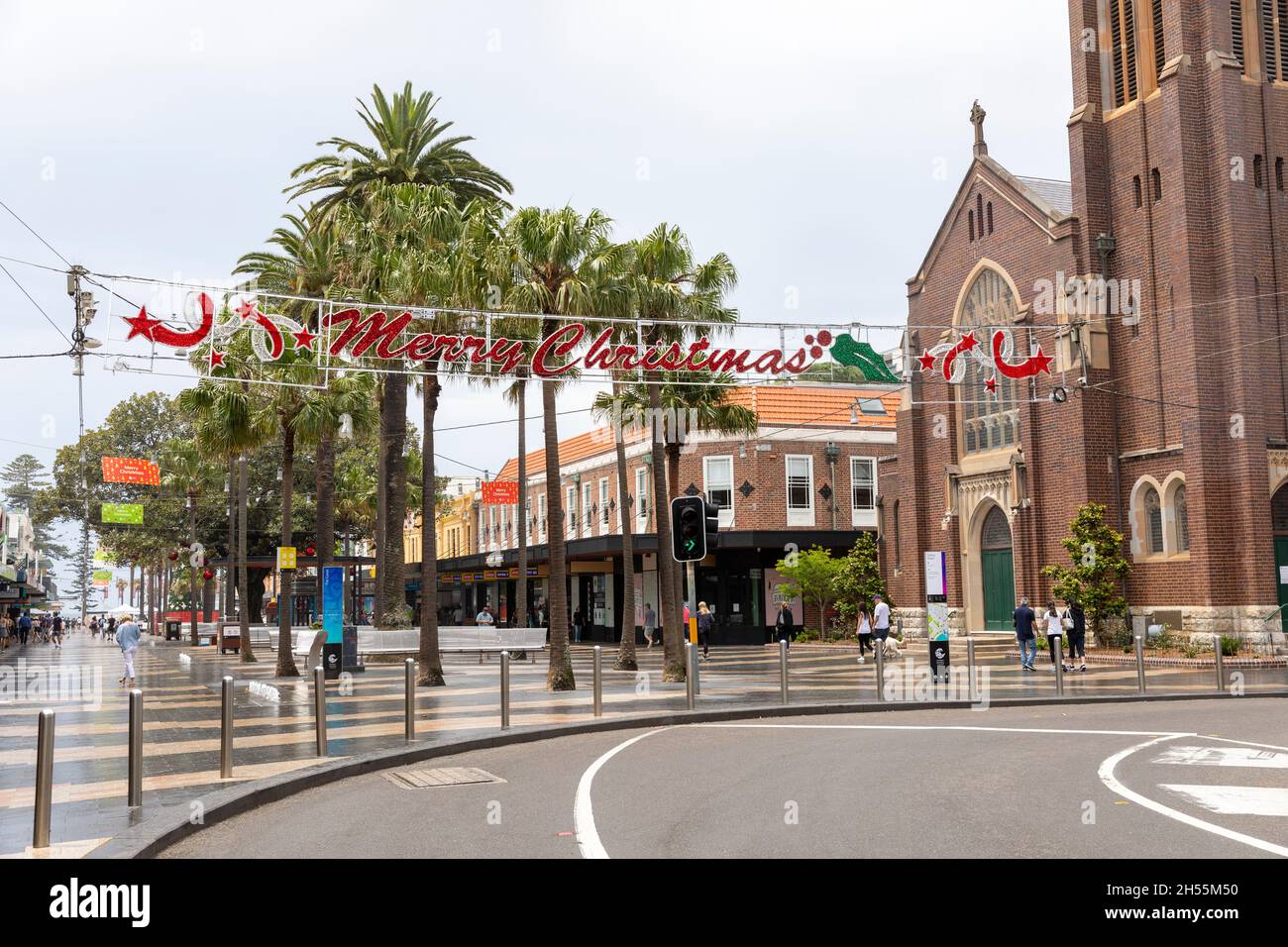 Manly Beach, banlieue de Sydney, a suspendu les décorations de Noël début novembre pour lever le confinement de l'après-spectacle Spirit Covid 19, Sydney, Nouvelle-Galles du Sud, Australie Banque D'Images