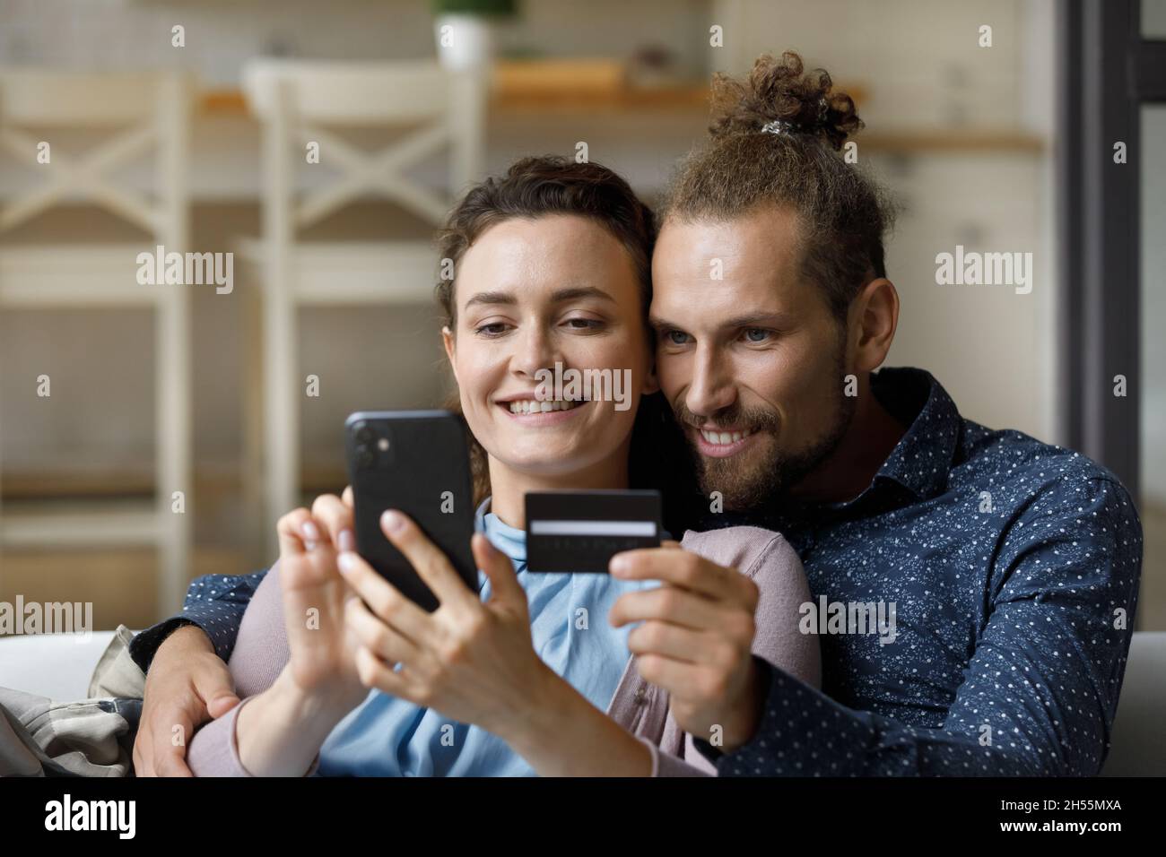 Collage amoureux couple shopping en ligne dans le téléphone portable. Banque D'Images