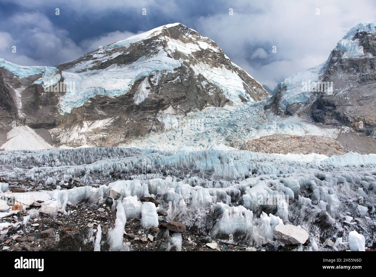 Vue depuis le camp de base de l'Everest jusqu'à la face rocheuse ouest du pic de Nuptse et de la chute de glace de Khumbu, le parc national de Sagarmatha, les montagnes de l'Himalaya du Népal Banque D'Images Vue depuis le camp de base de l'Everest jusqu'à la face rocheuse ouest du pic de Nuptse et de la chute de glace de Khumbu, le parc national de Sagarmatha, les montagnes de l'Himalaya du Népal Banque D'Images