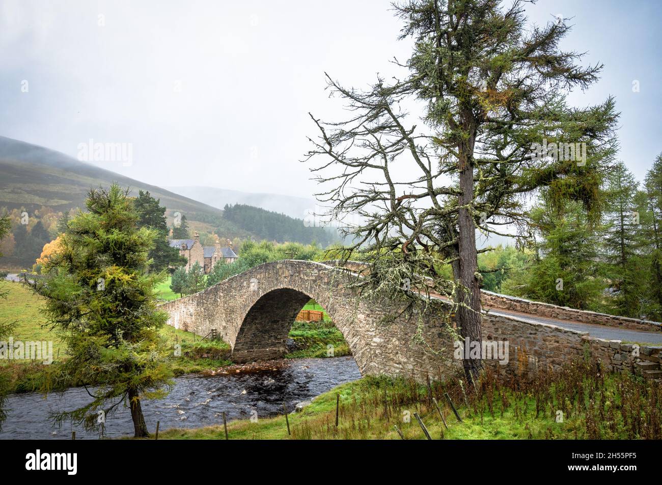 Pont de pierre de Gairnshiel dans les montagnes de Cairngorms en Écosse Banque D'Images