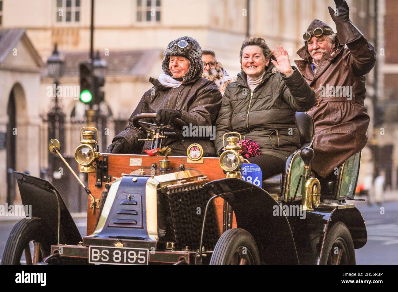 Westminster, Londres, Royaume-Uni.07th nov. 2021.Cliff Jowsey et les passagers de leur Peugeot 1902 se mettent en déferlante pour les spectateurs.Les voitures anciennes de Whitehall.Cette année marque le 125e anniversaire de l'historique course de voitures entre Londres et Brighton Veteran.Pour marquer l'occasion, plus de 320 « calèches sans horseless », pionniers depuis l'aube de l'automobile, seront Hyde Park à Londres au lever du soleil et feront le même voyage à Brighton sur la côte du Sussex.Credit: Imagetraceur/Alamy Live News Banque D'Images