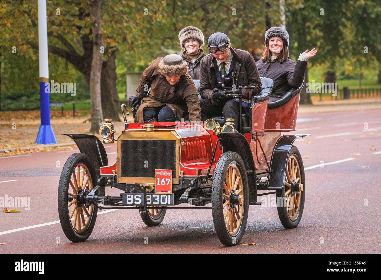 Westminster, Londres, Royaume-Uni.07th nov. 2021.Christine Tacon, CBE, et les passagers dans leur Autocar 1903.Les voitures anciennes sur le Mall, en direction de Buckingham Palace.Cette année marque le 125e anniversaire de l'historique course de voitures entre Londres et Brighton Veteran.Pour marquer l'occasion, plus de 320 « calèches sans horseless », pionniers depuis l'aube de l'automobile, seront Hyde Park à Londres au lever du soleil et feront le même voyage à Brighton sur la côte du Sussex.Credit: Imagetraceur/Alamy Live News Banque D'Images