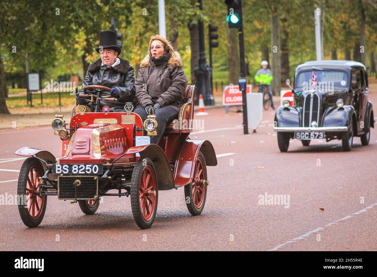 Westminster, Londres, Royaume-Uni.07th nov. 2021.Les voitures anciennes sur le Mall, en direction de Buckingham Palace.Cette année marque le 125e anniversaire de l'historique course de voitures entre Londres et Brighton Veteran.Pour marquer l'occasion, plus de 320 « calèches sans horseless », pionniers depuis l'aube de l'automobile, seront Hyde Park à Londres au lever du soleil et feront le même voyage à Brighton sur la côte du Sussex.Credit: Imagetraceur/Alamy Live News Banque D'Images