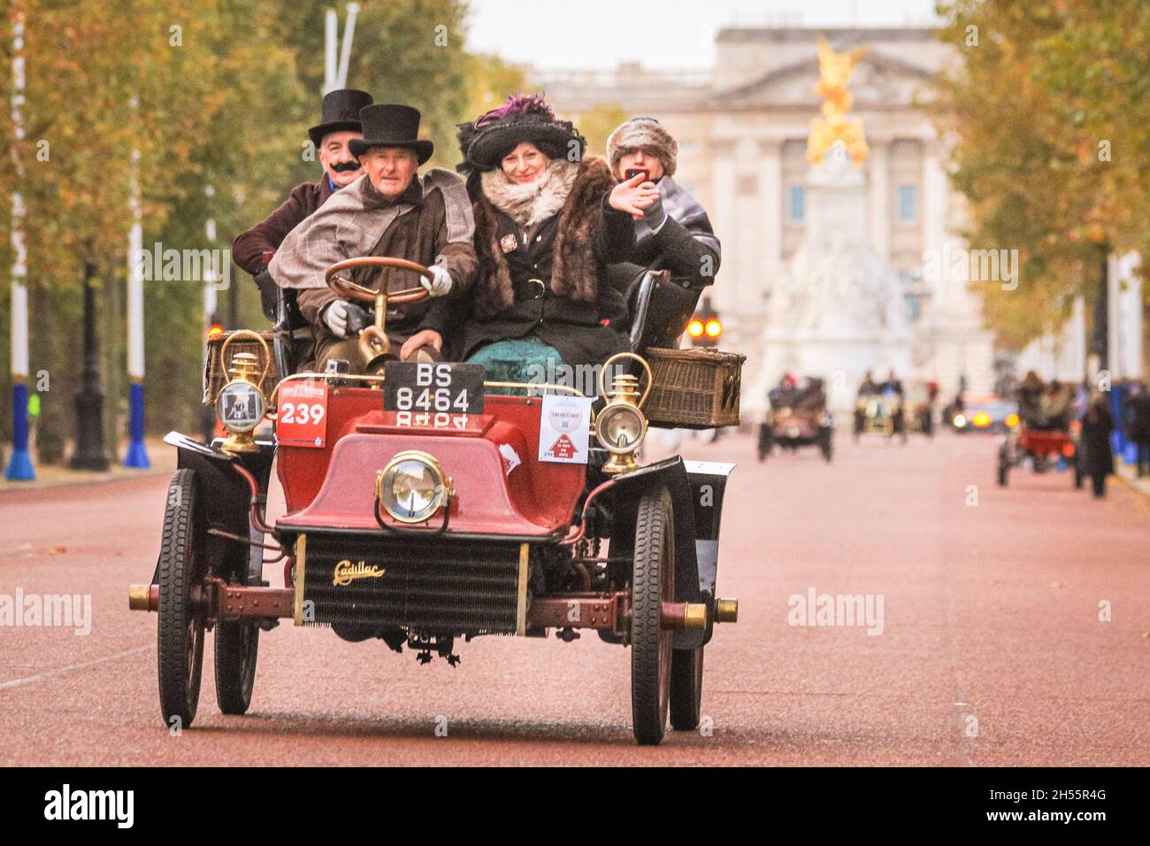 Westminster, Londres, Royaume-Uni.07th nov. 2021.Une Cadillac 1904 appartenant à Paul et Sue Tombs.Les voitures anciennes sur le Mall, en direction de Buckingham Palace.Cette année marque le 125e anniversaire de l'historique course de voitures entre Londres et Brighton Veteran.Pour marquer l'occasion, plus de 320 « calèches sans horseless », pionniers depuis l'aube de l'automobile, seront Hyde Park à Londres au lever du soleil et feront le même voyage à Brighton sur la côte du Sussex.Credit: Imagetraceur/Alamy Live News Banque D'Images