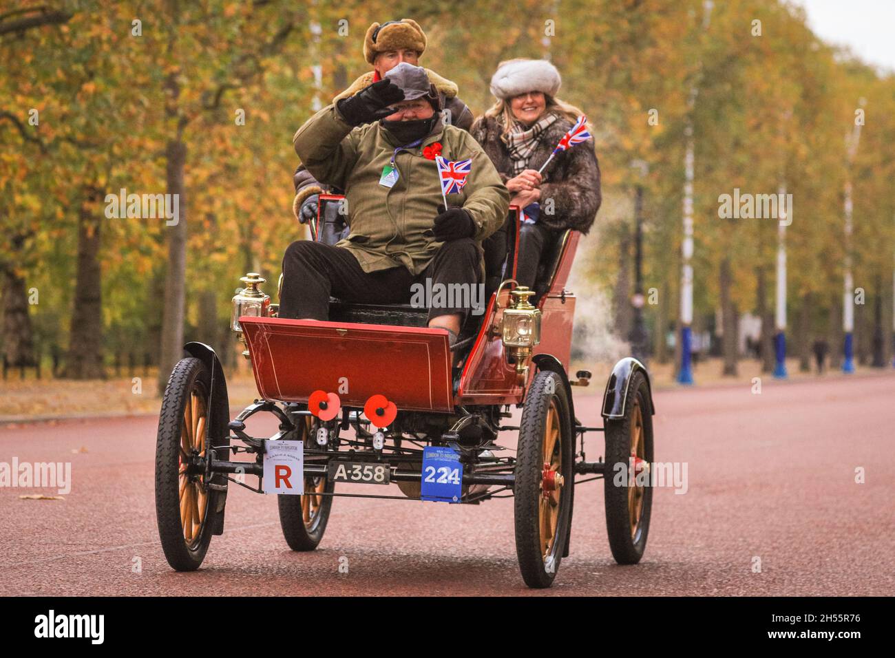 Westminster, Londres, Royaume-Uni.07th nov. 2021.A 1904 Stanley (vapeur).Les voitures anciennes sur le Mall, en direction de Buckingham Palace.Cette année marque le 125e anniversaire de l'historique course de voitures entre Londres et Brighton Veteran.Pour marquer l'occasion, plus de 320 « calèches sans horseless », pionniers depuis l'aube de l'automobile, seront Hyde Park à Londres au lever du soleil et feront le même voyage à Brighton sur la côte du Sussex.Credit: Imagetraceur/Alamy Live News Banque D'Images