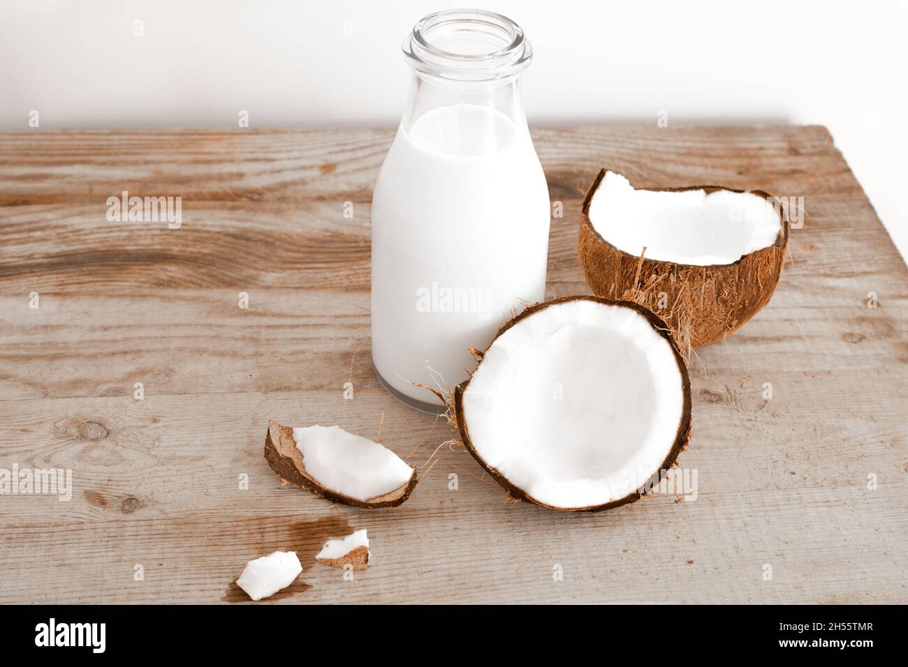 Lait De Coco Frais En Bouteille De Verre, Boisson Saine Végétalienne Non  Laitière.table En Bois, Gros Plan Photo Stock - Alamy