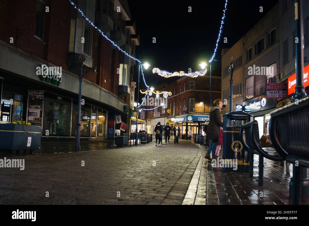 Vue en bas angle des gens faisant du shopping la nuit sur le large quartier de Bargate avec des lumières de Noël dans le Lincolnshire DE BOSTON, Banque D'Images